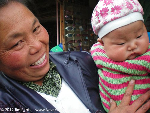 Foto Friday - a mother and baby in Shigu, China