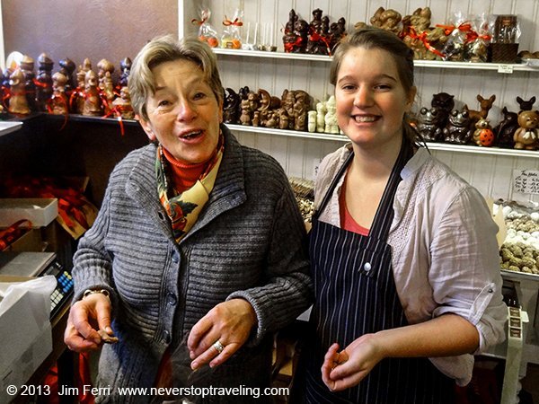 Foto Friday - two women in a chocolate shop