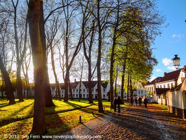 Foto Friday - an autum walkpast a building