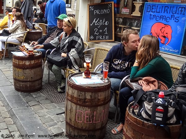 Foto Friday - couple kissing in an outdoor café