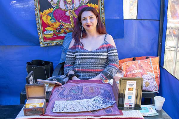 Foto Friday - A-tarot card reader in front of a blue wall