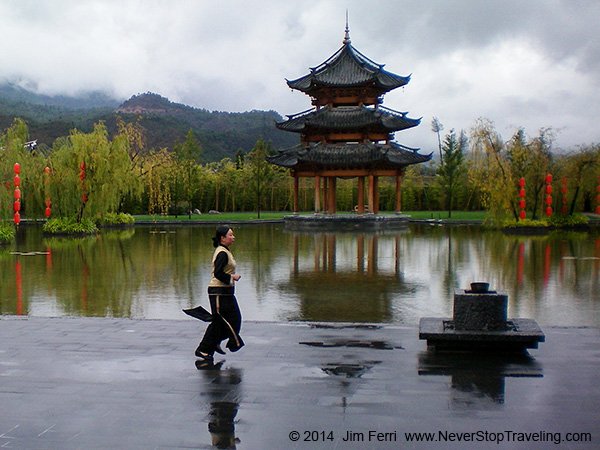 Foto Friday - China - Lijang - running in the rain-100_0042--600FF.jpg