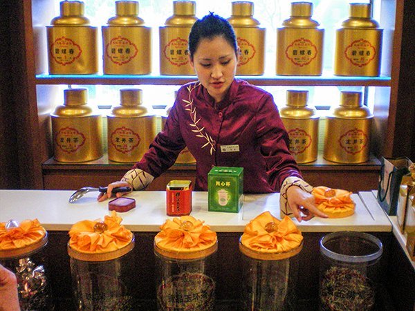 Foto Friday - a woman in a tea shop