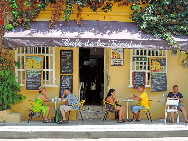 Foto Friday - people in an outdoor cafe having coffee