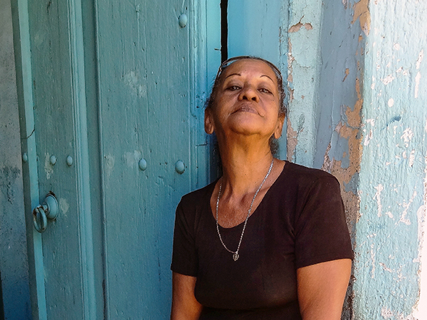 Foto Friday - a woman in front of a blue wall