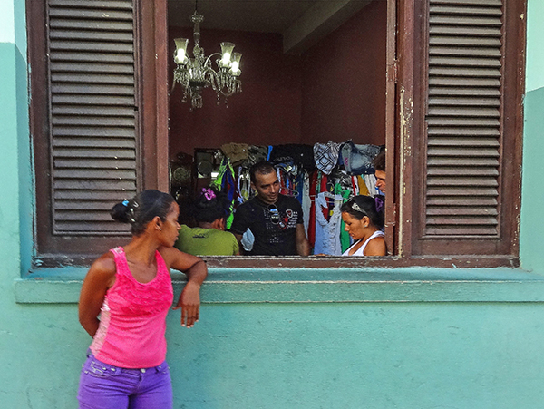 Foto Friday - A shop window in Santiago de Cuba