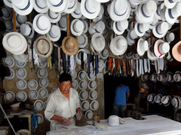 Foto Friday - Ecuador-Hat-maker-Cuenca-DSC05549-FF.jpg