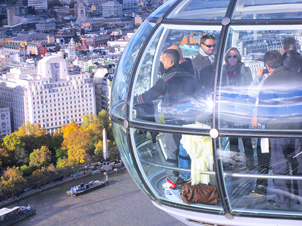 Foto Friday - people in the London Eye high abve the city