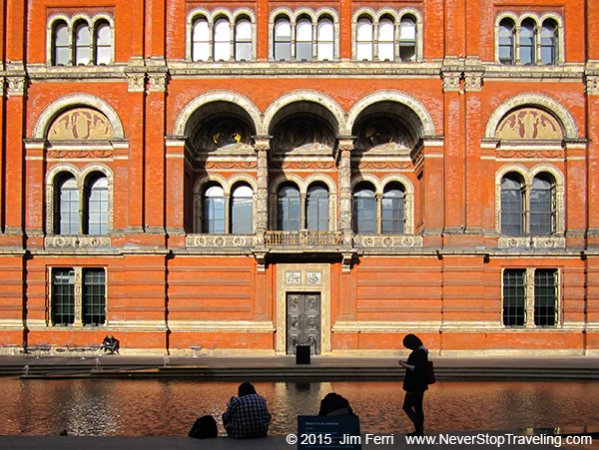 Foto Friday - silhouettes of people in front of a brick wall