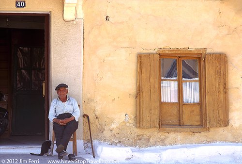 Foto Friday - a man and his cat in Nafplion, Greece