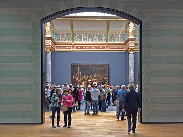 Foto Friday - people in a museum admiring a large painting