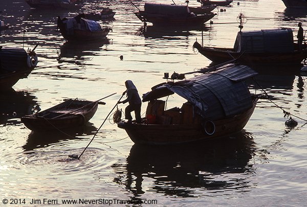 Foto Friday - Hong Kong - woman on junk