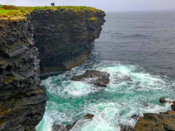 Foto Friday - people standing on a tall cliff about the ocean in Ireland