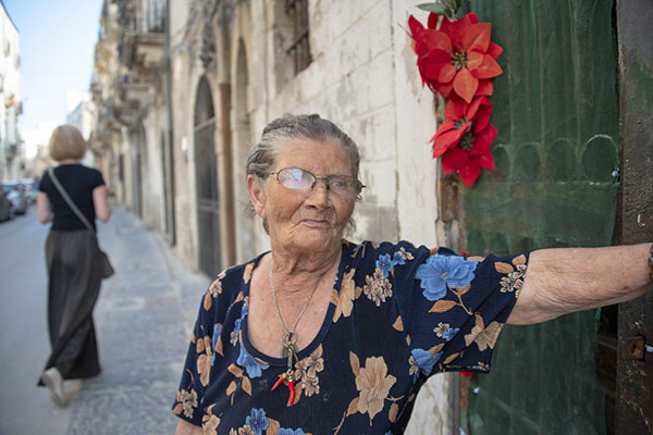 Foto Friday - a woman leaning against a wall