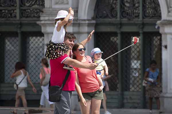 Foto Friday - a family taking a selfie