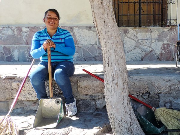 Foto Friday - Mexico-Loreto-street-sweeper-DSCN1407.jpg