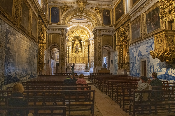 Foto Friday - people in an old ornate chapel