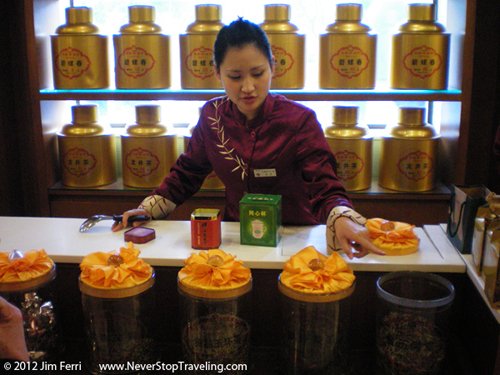 Foto Friday - a saleswoman in a tea shop, Beijing, China