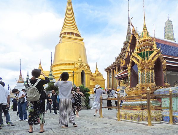 Foto Friday - people looking at a gold-covered temple in Bangkok