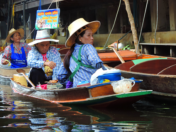 Foto Friday - women in a dugout in a floating market in Asia