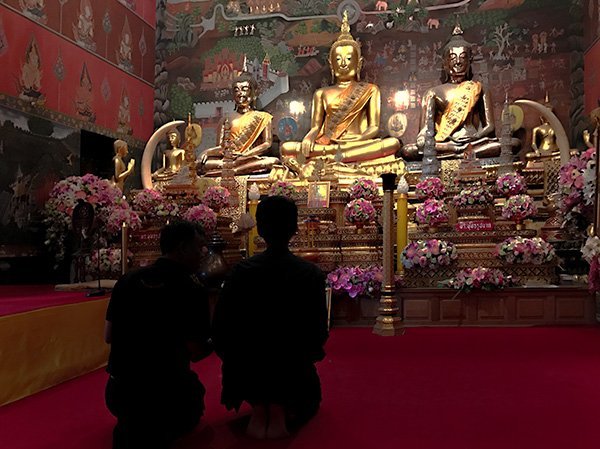 Foto Friday - Worshipers in frnt of a gold Buddah