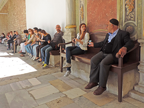 Foto Friday - people sitting a chairs talking