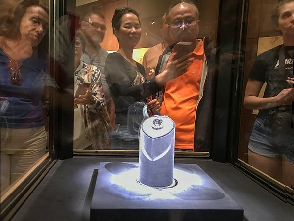 Foto Friday - people looking at a diamond display in a museum case
