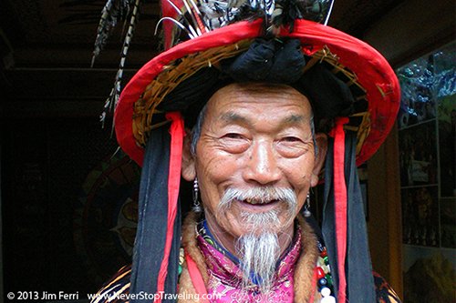 Foto Friday - A man in traditional dress in Lijiang, China