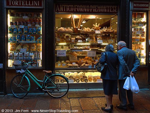 Foto Friday - people at a shop windown, Bologna, Italy