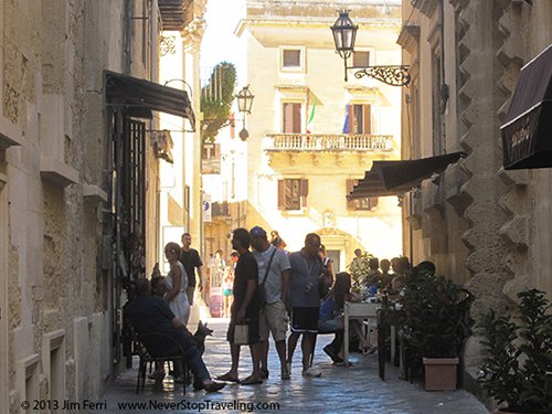 Foto Friday - people on a street in the afternoon in Lecce, Italy