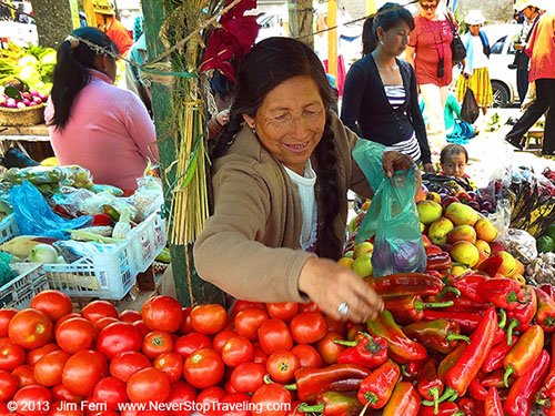 Foto Friday - people in an outdoor market, Cuenca, Ecuador