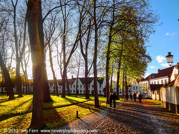 Foto Friday - an autum walkpast a building