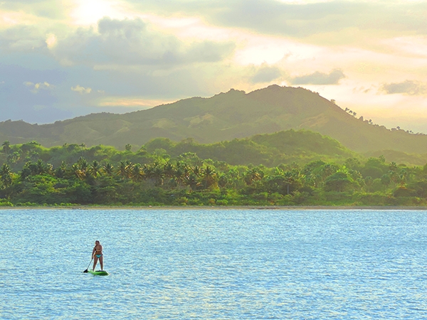 Foto Friday - paddle boarding on a bay surrounded by jungle