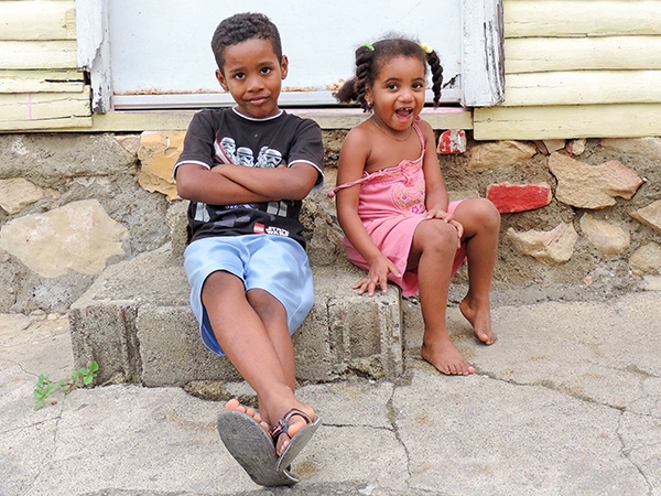 Foto Friday - A boy and his sister sitting on a stoop