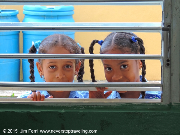 Foto Friday - Dominican Republic-girls peeking in window-DSCN6322-cor--600