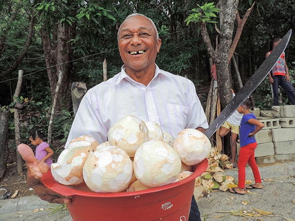 Foto Friday - man selling cocnuts