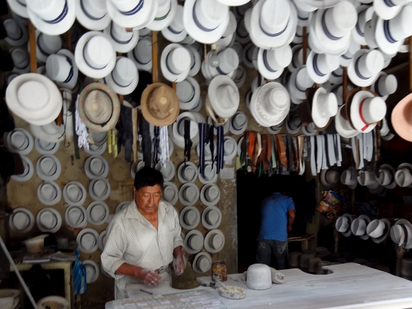 Foto Friday - Ecuador-Hat-maker-Cuenca-DSC05549-FF.jpg