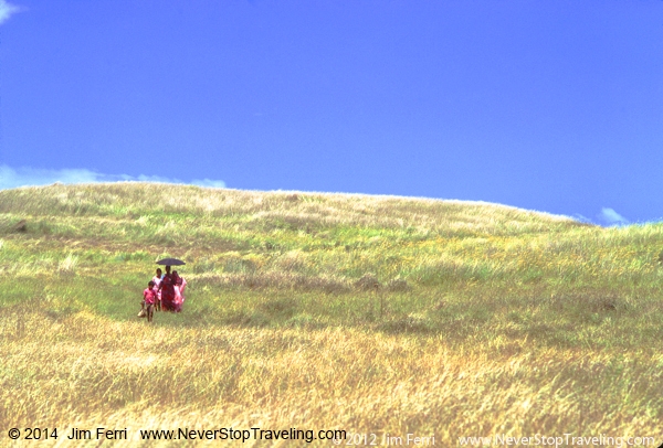 Foto Friday - Fiji - Family crossing a field---600FF.jpg