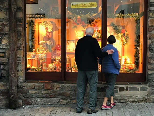Foto Friday - people stading in front of a shop window