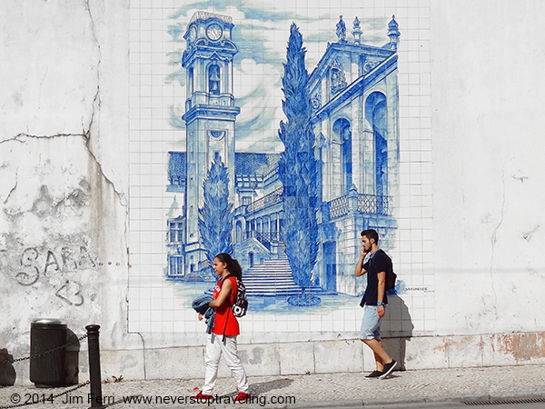 Foto Friday - couple walking past tiles on a wall