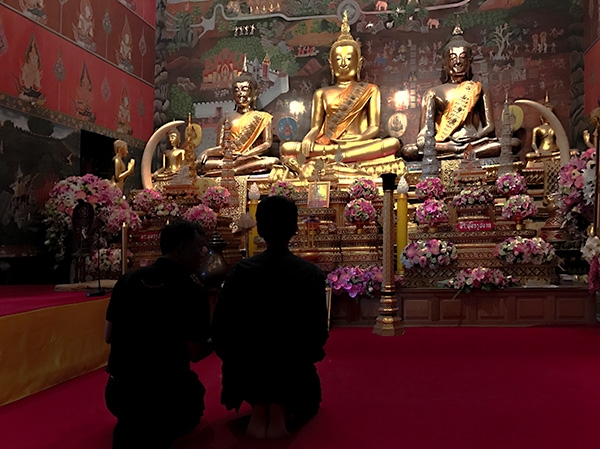 Foto Friday - Worshipers in frnt of a gold Buddah