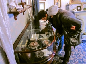 couple looking at an exhibit at the Sherlock Holmes Museum in London