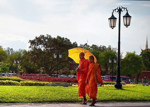 Monks on Phnom Penh street / photo: Edson Walker