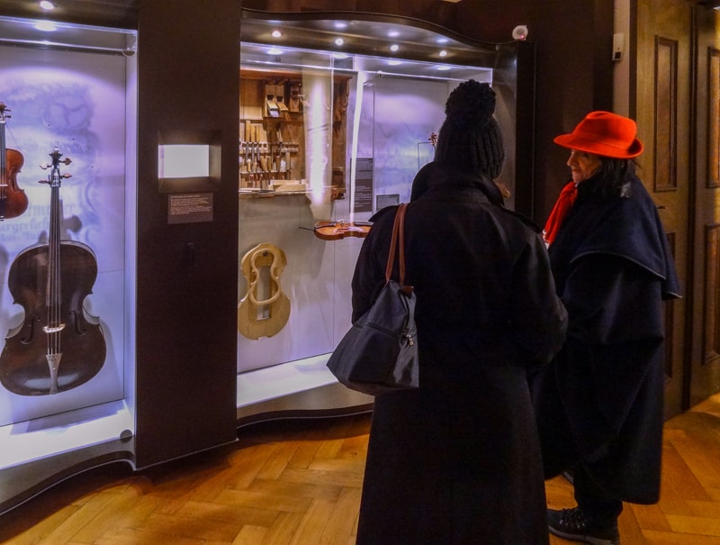 women in a museum in Fussen