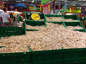 Garlic bins in a local grocery store in Rio / photo: Donna Manz