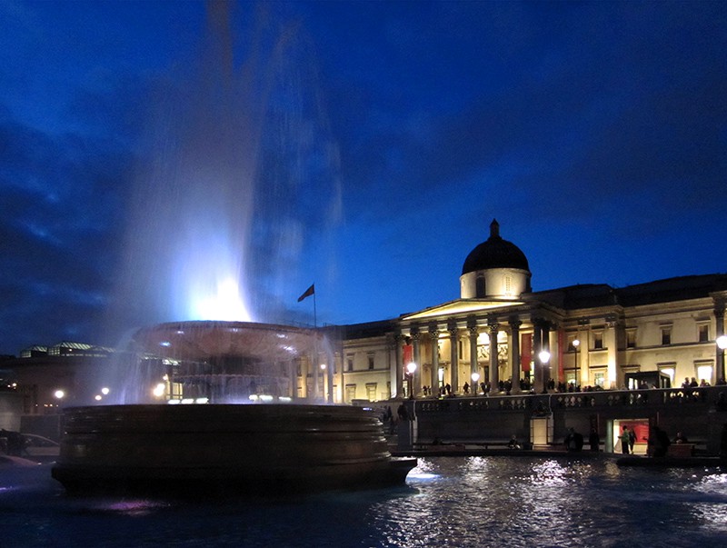 people visiting the National Gallery at night, one of teh best things to do in London