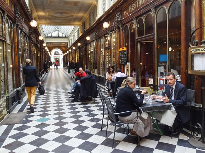 people at a cafe