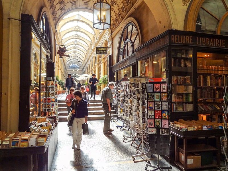 people shopping during walks in Paris