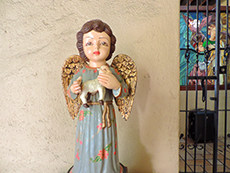 Statue of an angel holding a lamb