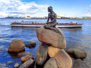Copenhagens Little Mermaid and a tour boat